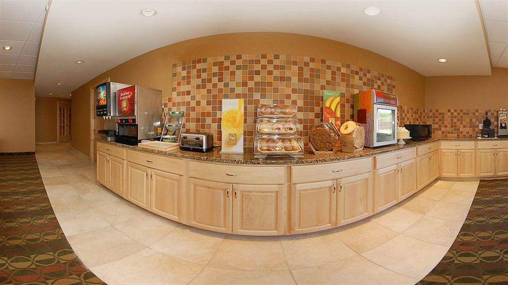 Baymont By Wyndham Indianapolis East Hotel Екстериор снимка