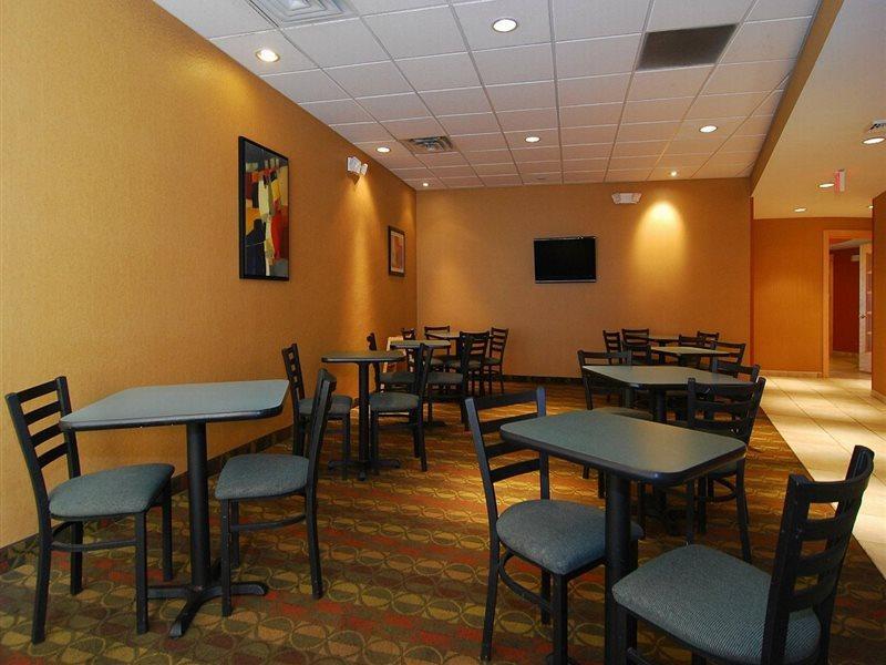 Baymont By Wyndham Indianapolis East Hotel Екстериор снимка