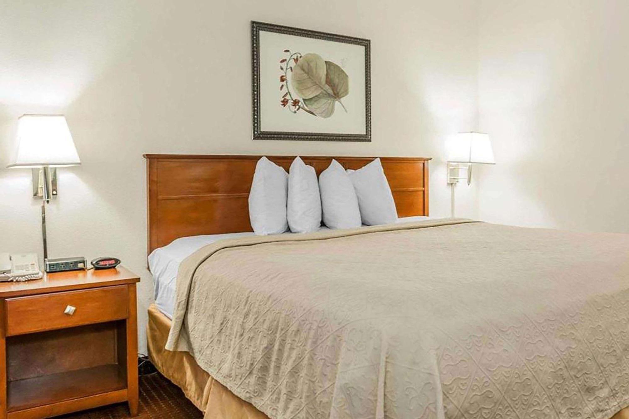 Baymont By Wyndham Indianapolis East Hotel Екстериор снимка