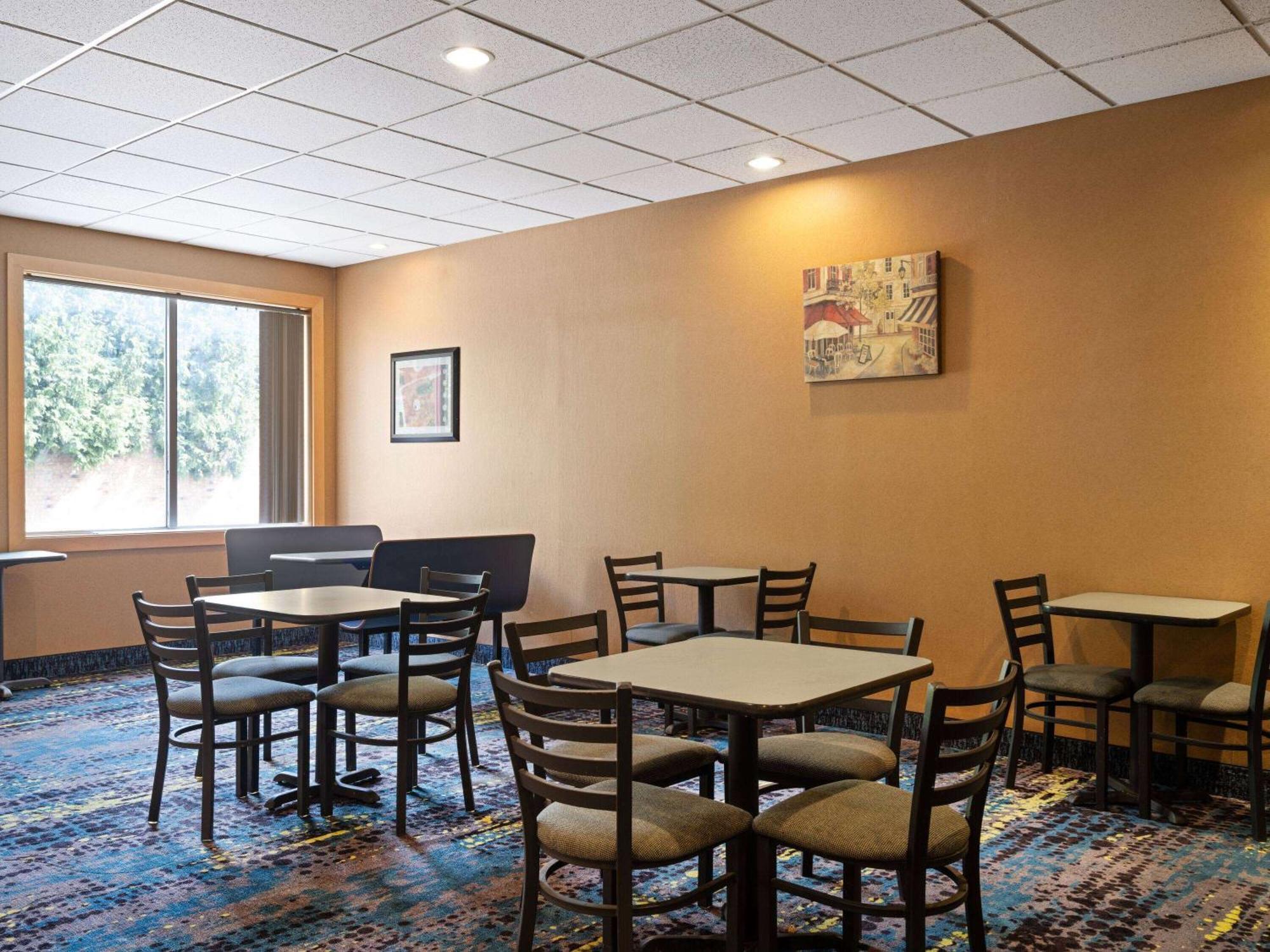 Baymont By Wyndham Indianapolis East Hotel Екстериор снимка