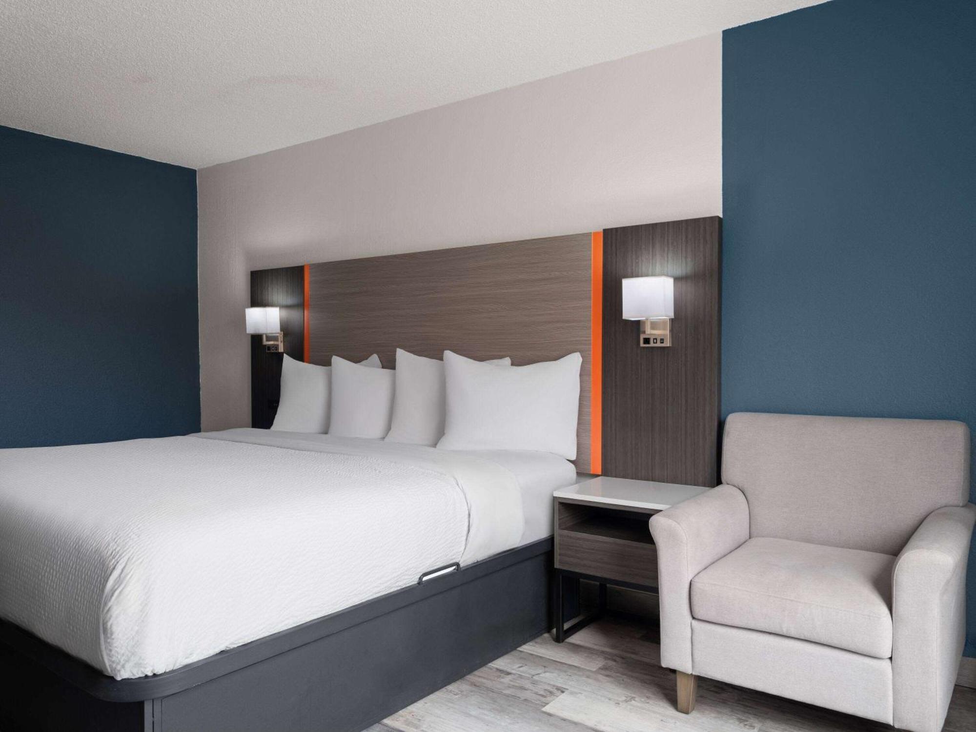 Baymont By Wyndham Indianapolis East Hotel Екстериор снимка