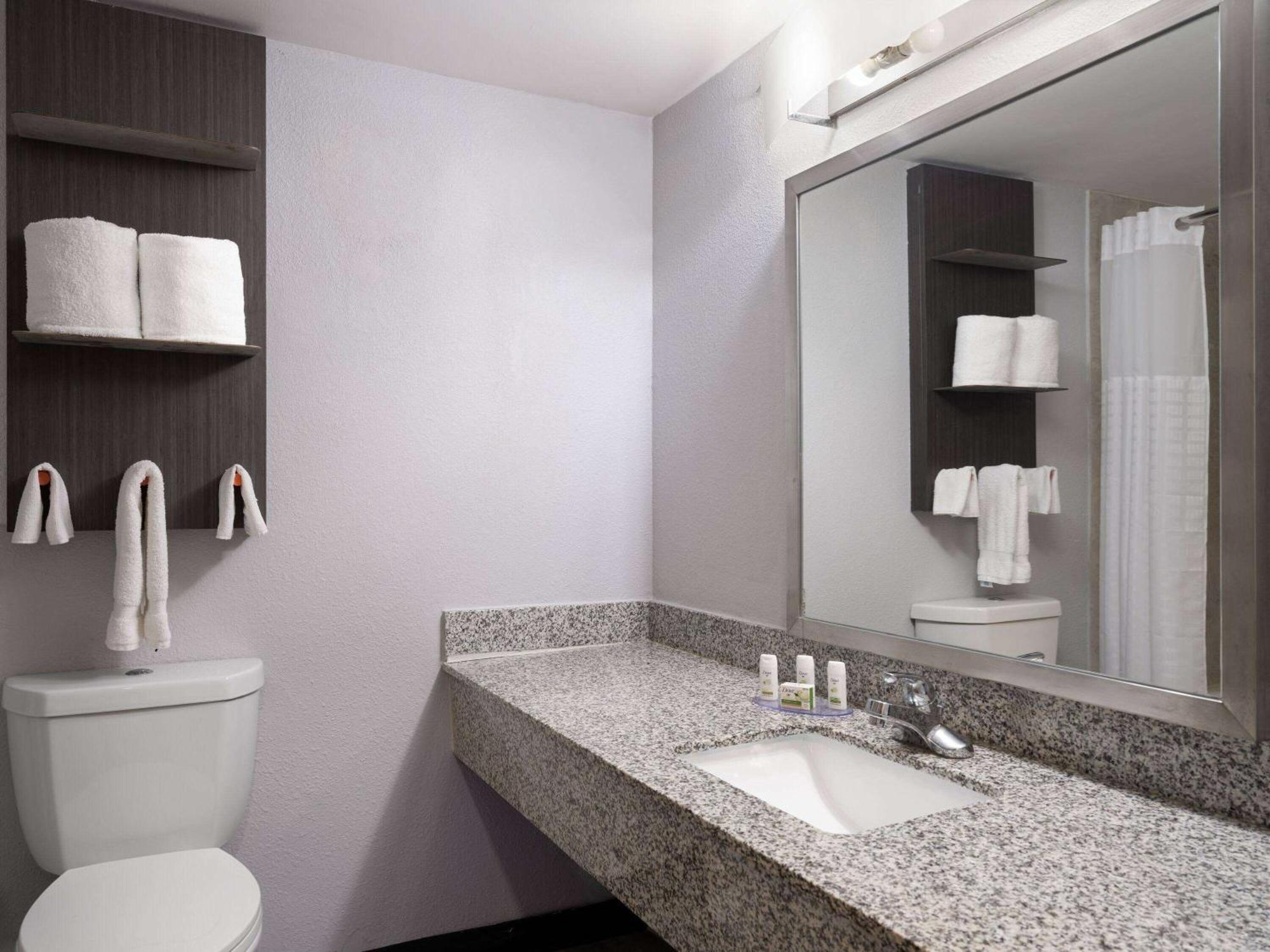 Baymont By Wyndham Indianapolis East Hotel Екстериор снимка