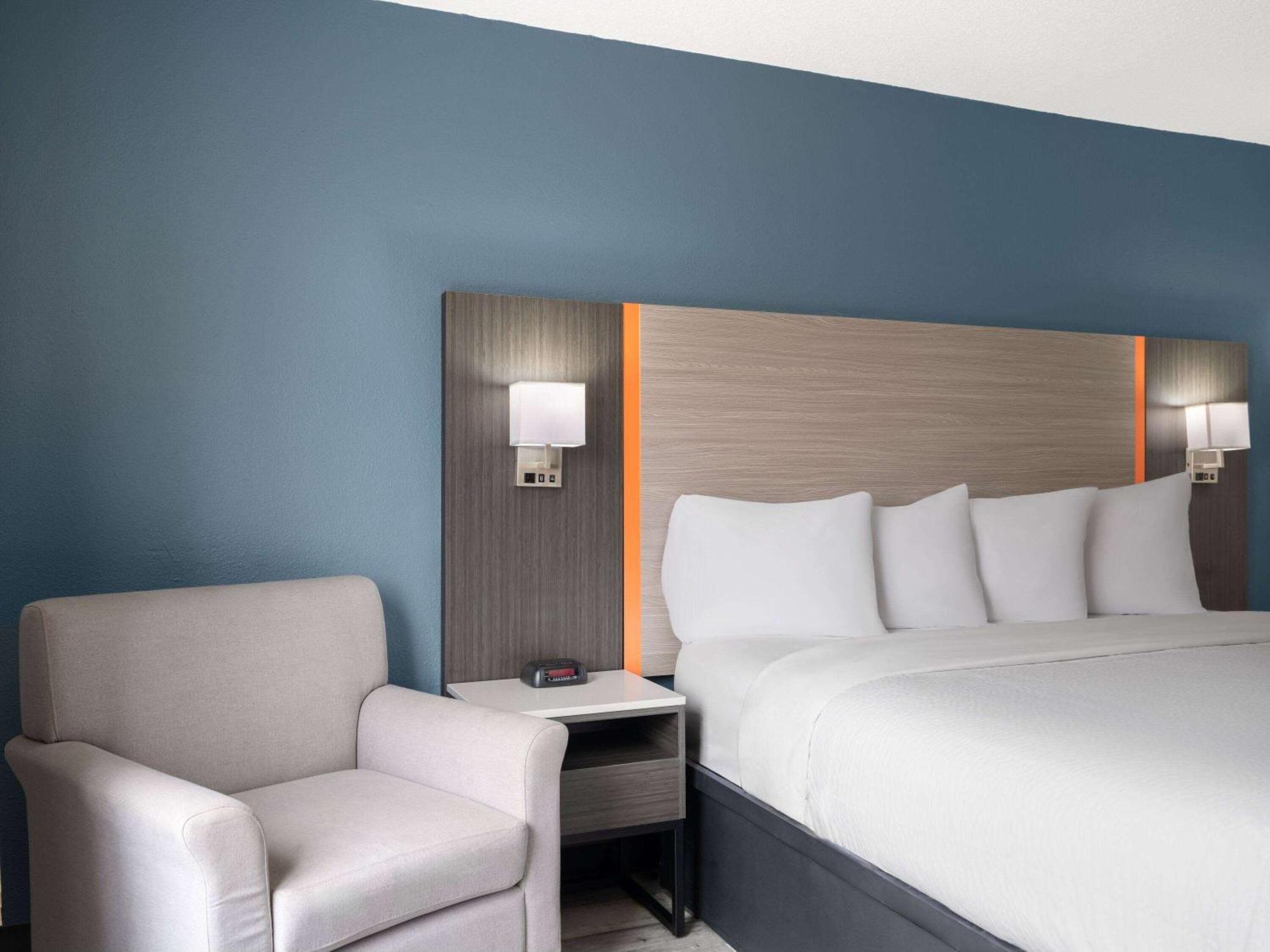 Baymont By Wyndham Indianapolis East Hotel Екстериор снимка
