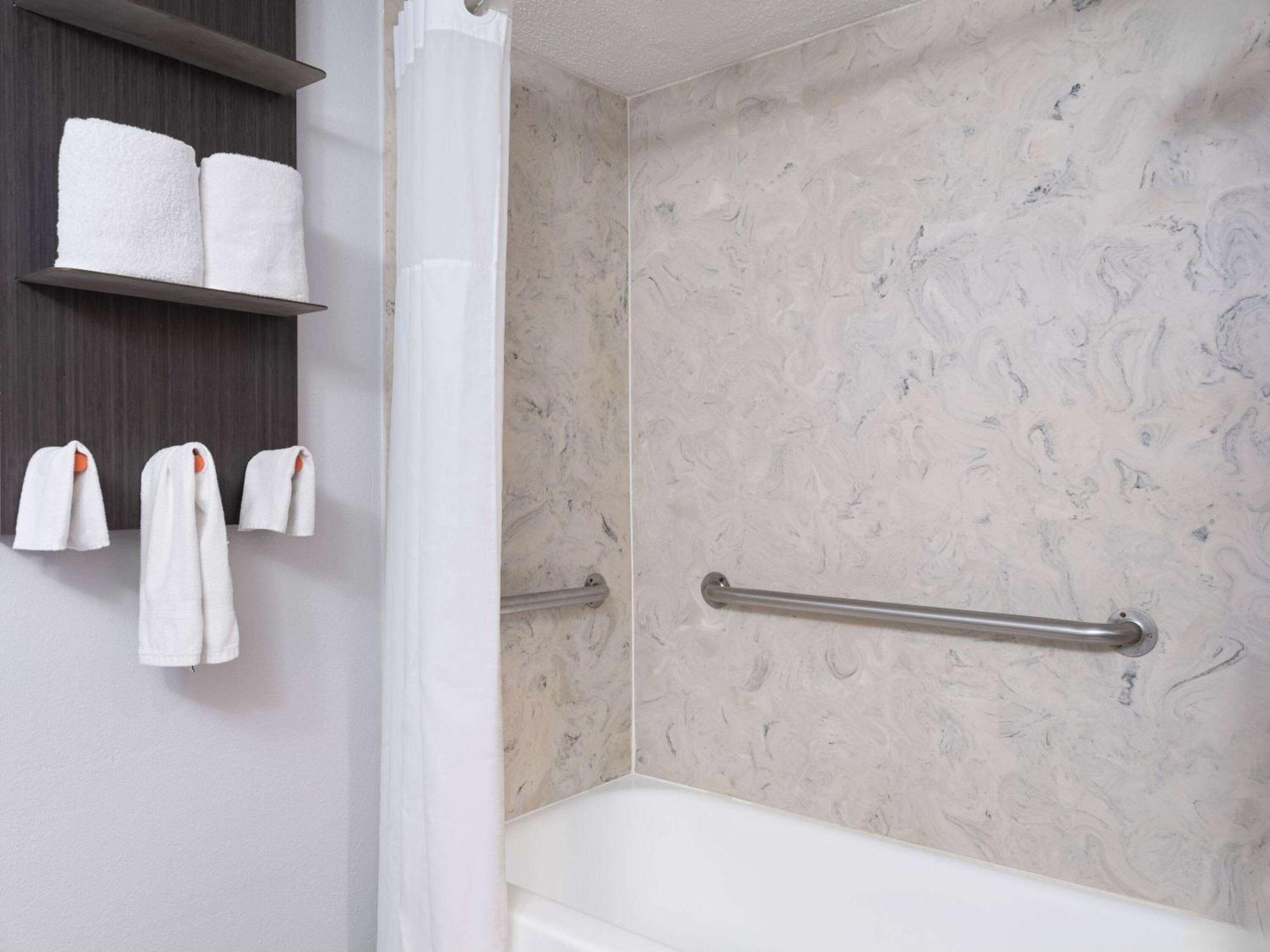 Baymont By Wyndham Indianapolis East Hotel Екстериор снимка