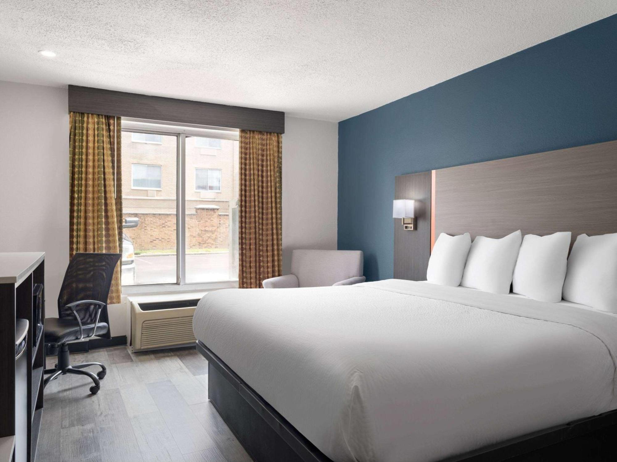 Baymont By Wyndham Indianapolis East Hotel Екстериор снимка