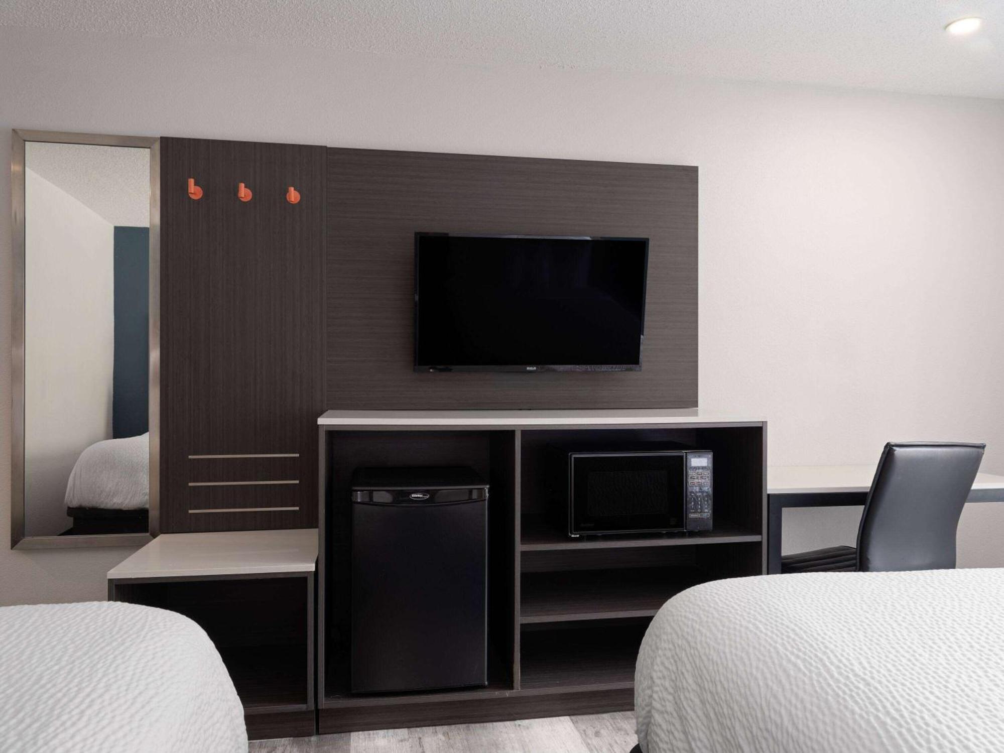 Baymont By Wyndham Indianapolis East Hotel Екстериор снимка