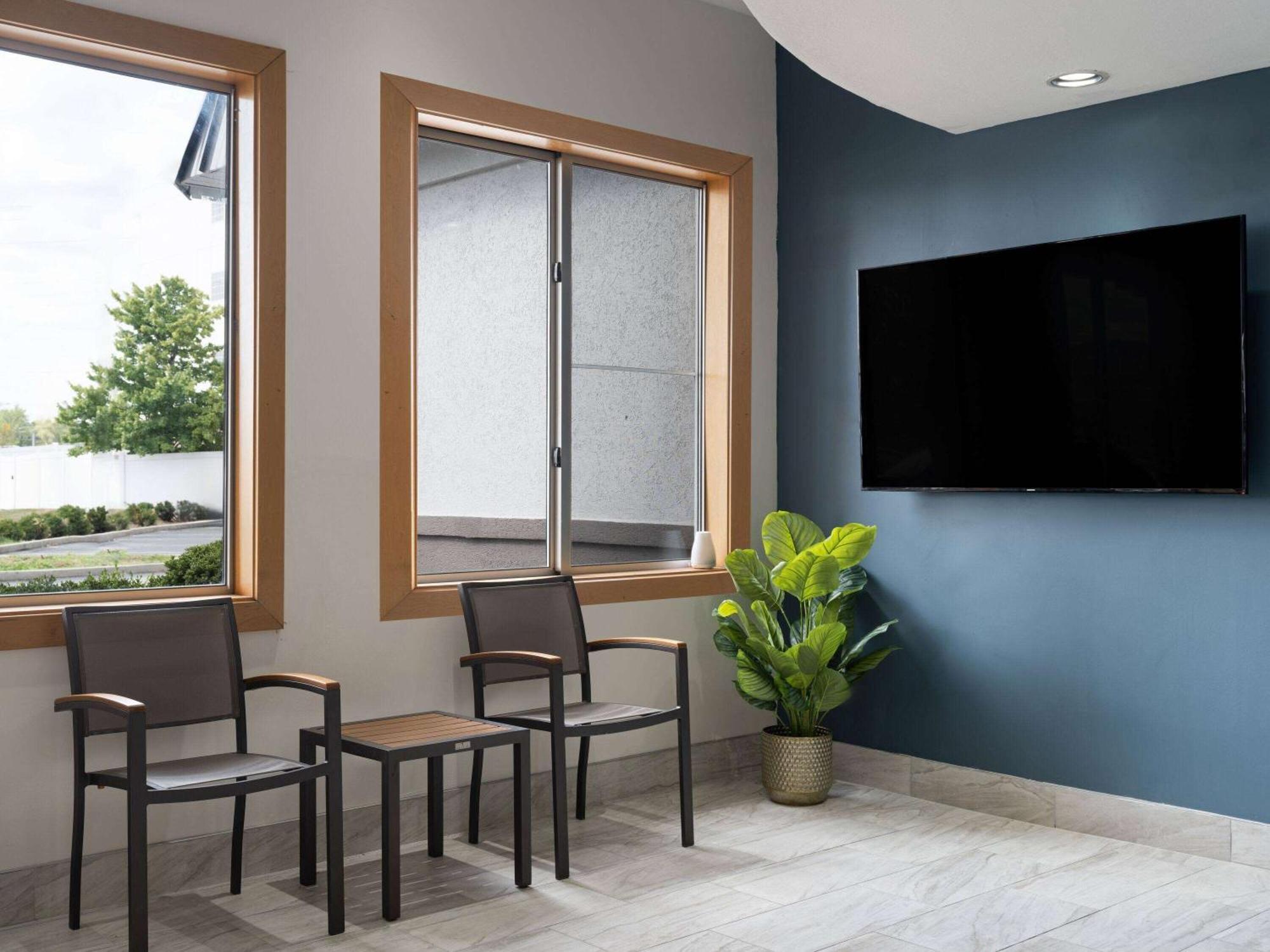 Baymont By Wyndham Indianapolis East Hotel Екстериор снимка