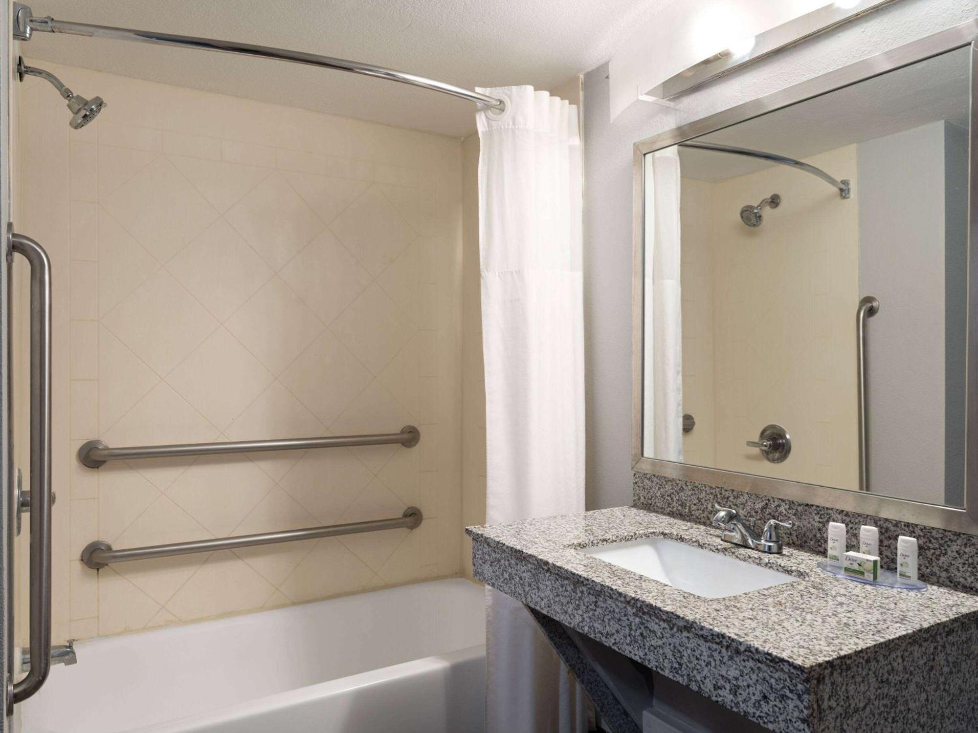 Baymont By Wyndham Indianapolis East Hotel Екстериор снимка