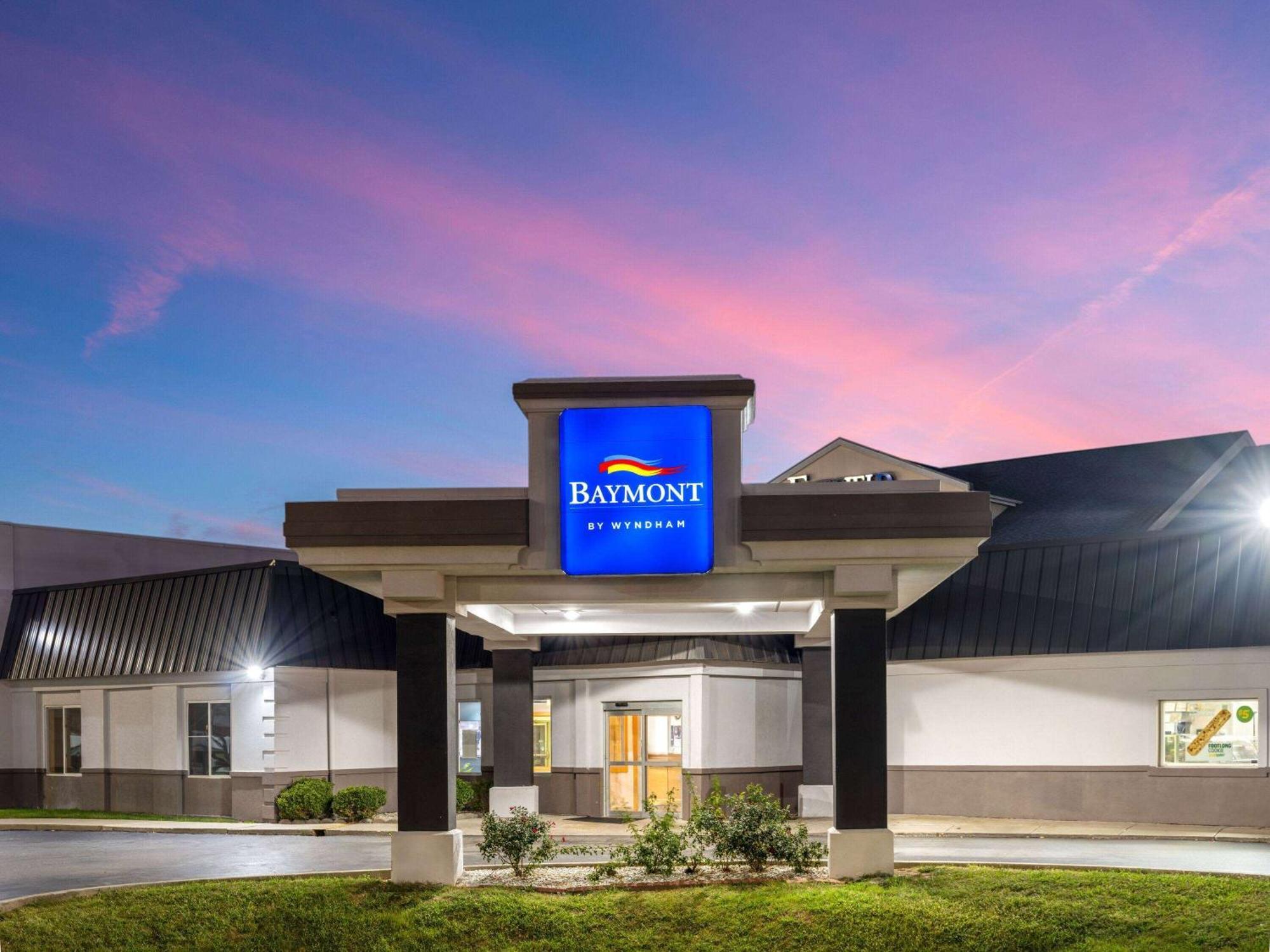 Baymont By Wyndham Indianapolis East Hotel Екстериор снимка